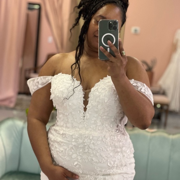 Sexy Plus Size Lace Sweetheart Fit-and-Flare Wedding Dress Style D-3992 - Picture 3 of 8
